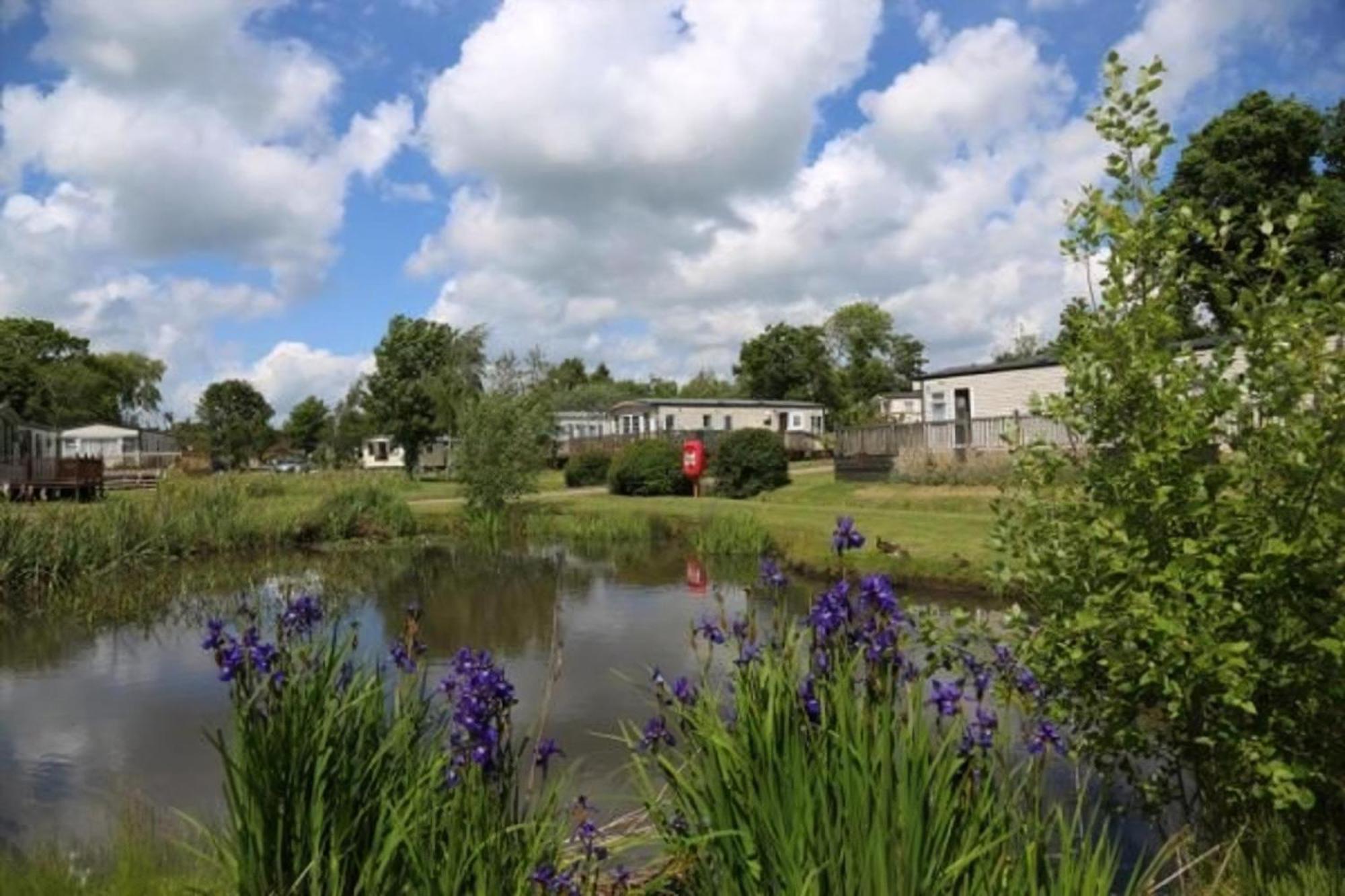 Beautiful Caravan With Decking At Carlton Meres Holiday Park, Suffolk Ref 60022M Saxmundham Zewnętrze zdjęcie