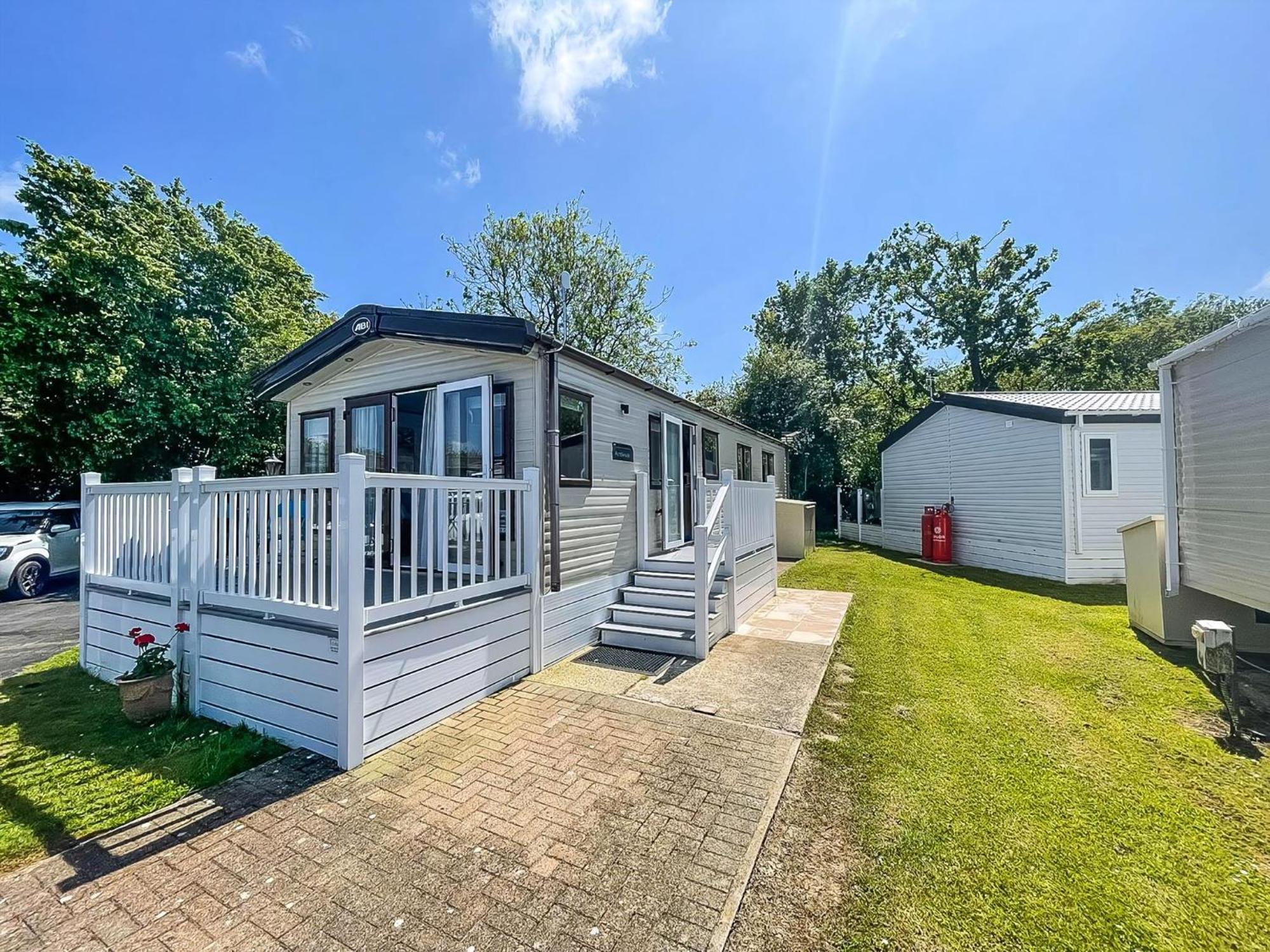 Beautiful Caravan With Decking At Carlton Meres Holiday Park, Suffolk Ref 60022M Saxmundham Zewnętrze zdjęcie